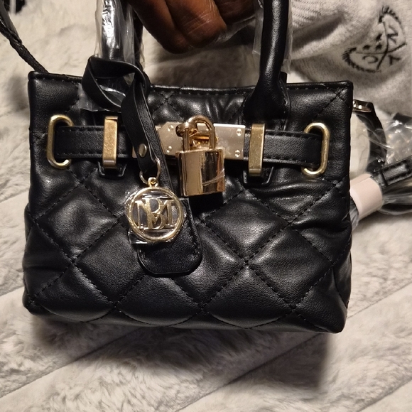 Elegant Black Quilted Handbag - Picture 5 of 5